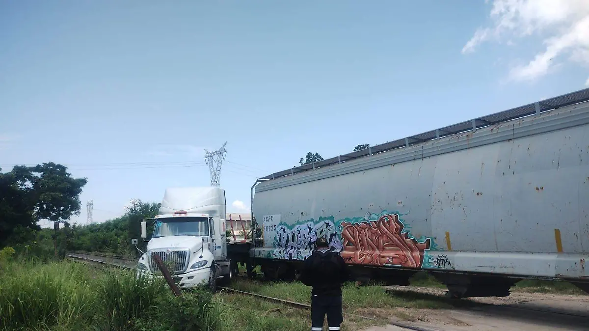 Tren arrastra tráiler en la zona industrial de Altamira Paulo Monsiváis (2)