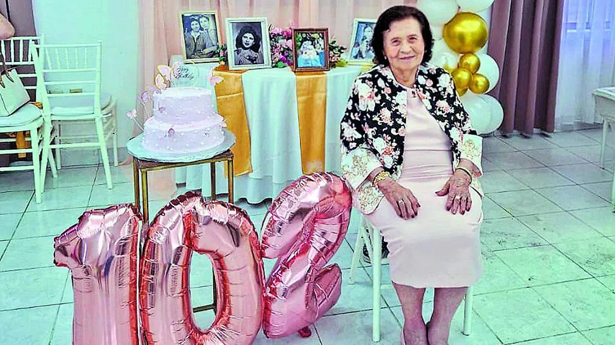 Delfina Leal Arcibar, muy feliz de cumplir 102 años de vida