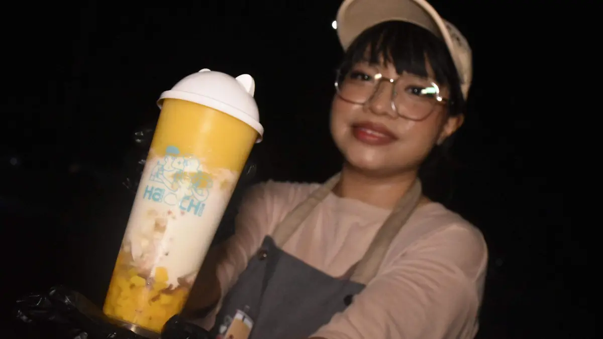 Joana Barragán sostiene un mangolococo, una mezcla de mango, coco, tapioca, té y yogurt griego