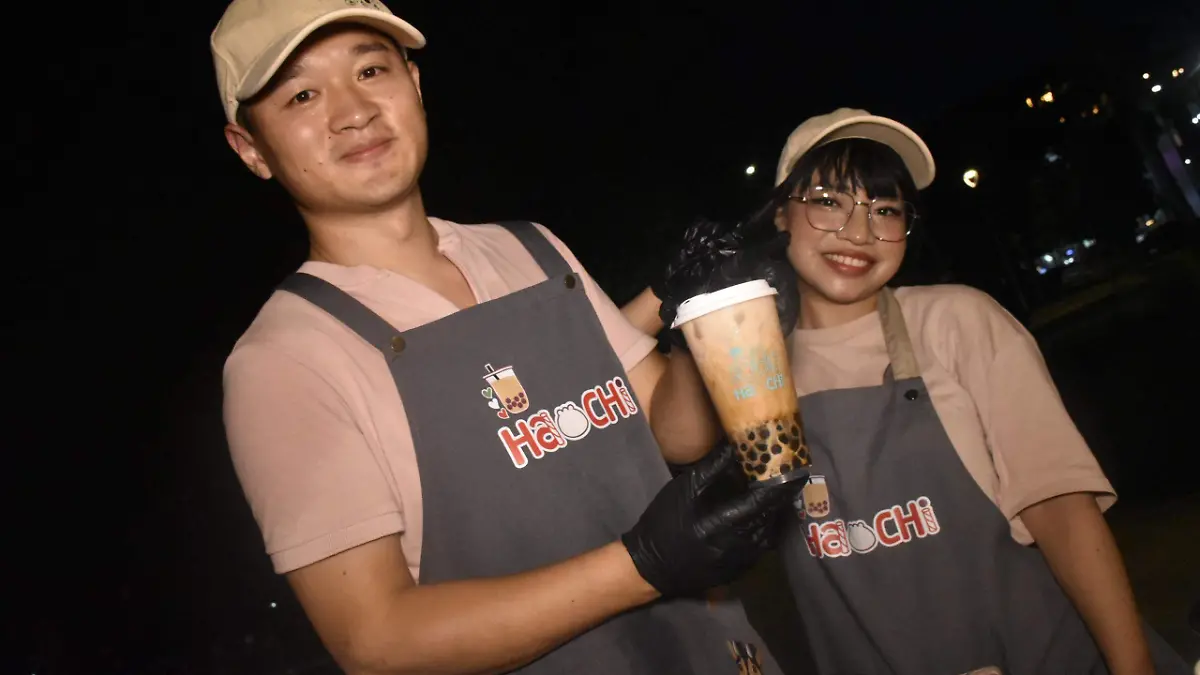 Después de enamorarse, Joana Barragán y JiaQi Chang decidieron emprender un negocio, uno de sus productos más populares es el té con tapioca y el milk té