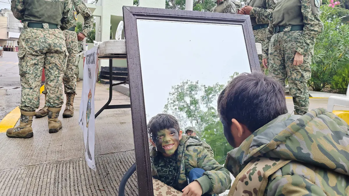 Los pequeñines, vestidos con traje militar, participaron en las actividades del Paseo Dominical organizado por la Defensa