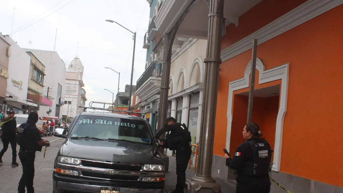 Fueron sorprendidos cargando ropa con etiquetas a una camioneta; están bajo investigación del Ministerio Público