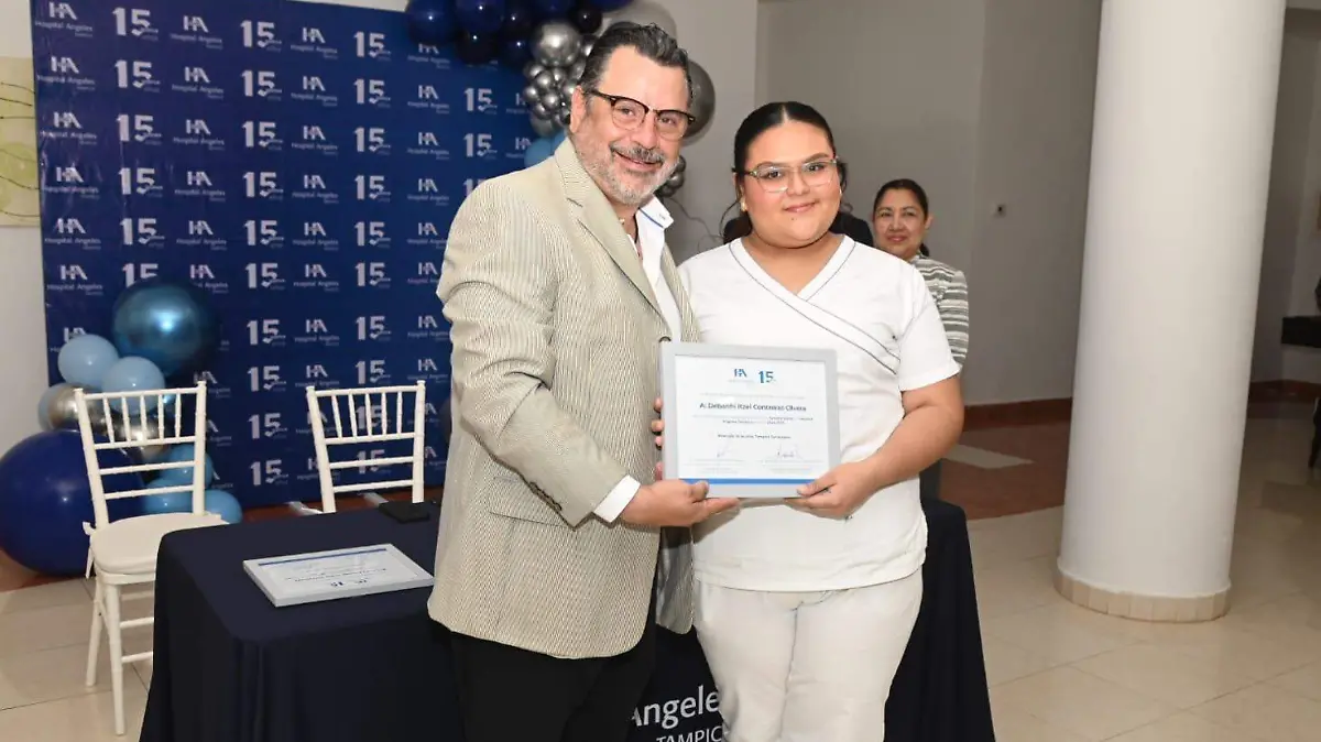 Egresada de enfermería del ICEST y el director del Hospital Ángeles, Miguel Baltazar Arana