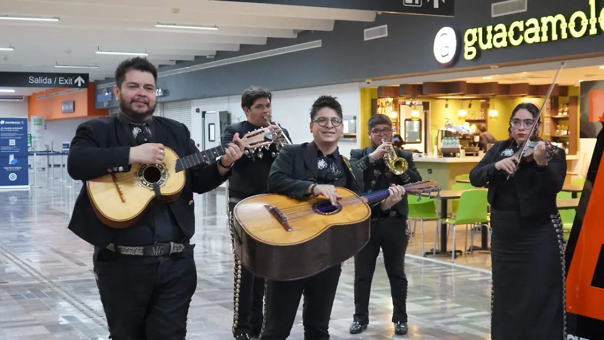 A su llegada al Aeropuerto Francisco Javier Mina, Leonardo Gatica fue recibido con mariachi