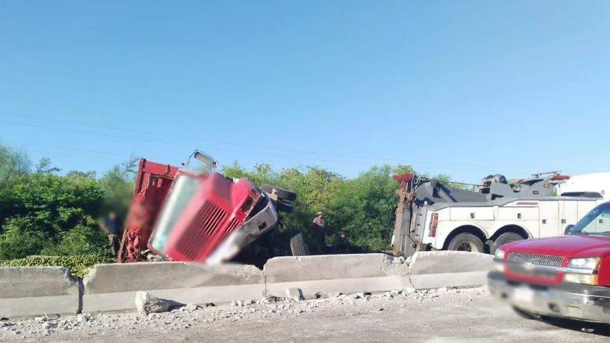 La volcadura del tráiler cargado de limones derivó en la rapiña del producto en la carretera Valles-Tampico X