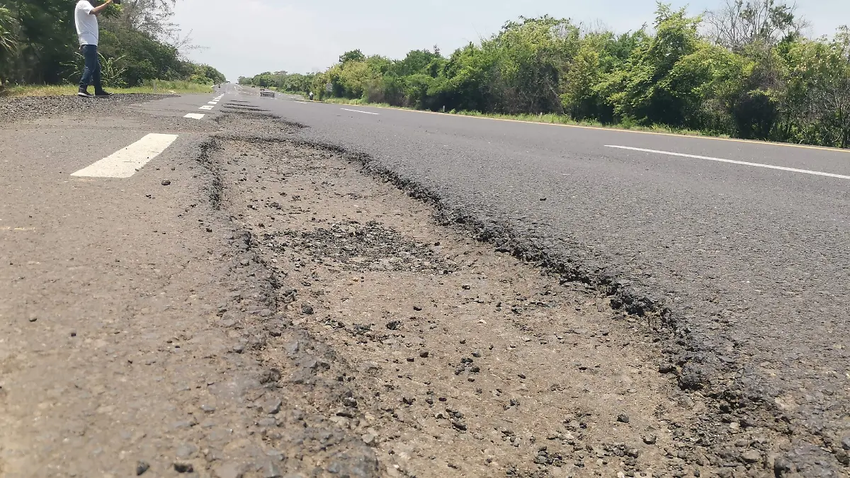 Carretera federal 180 entre Ozuluama y Naranjos, en Veracruz, tiene baches de 40 centímetros y hundimientos