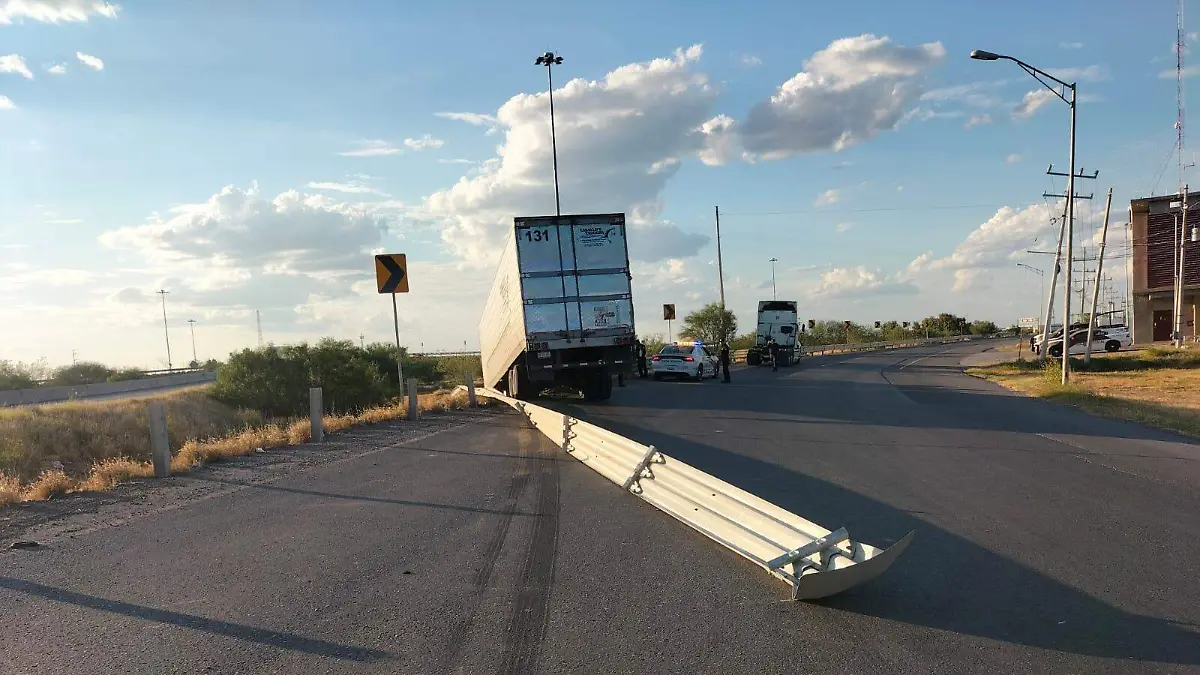 Percance vial en Nuevo Laredo, camión de carga pierde control y bloquea carretera a Texas