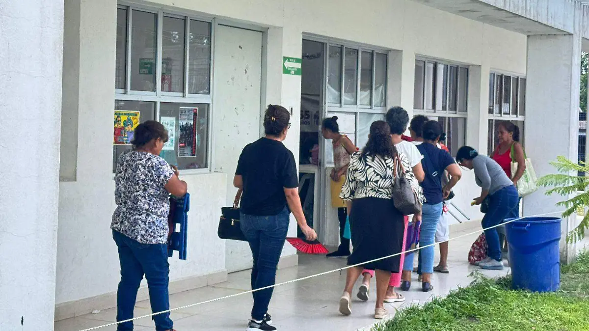 Madrugan para inscribirse al programa Pensión Mujeres Bienestar