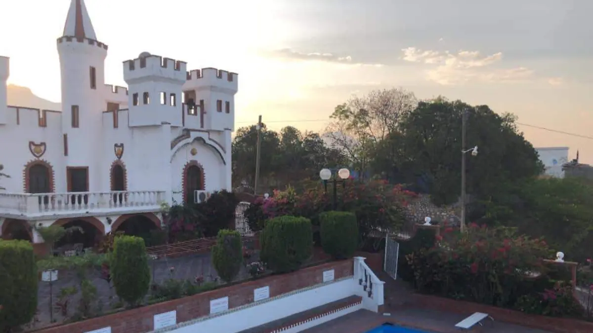 En Mainero, Tamaulipas, un castillo blanco con alberca y tobogán sorprende a visitantes