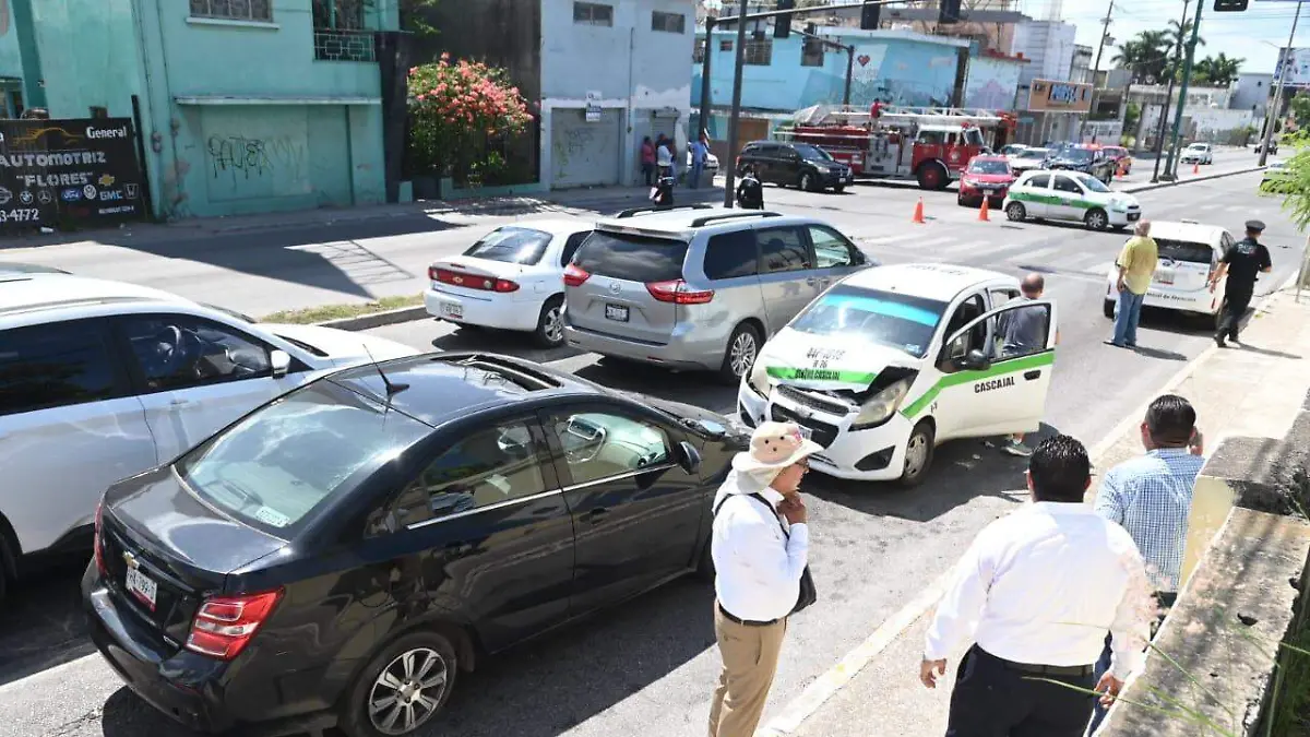 Un aparatoso choque provocado por un conductor que presuntamente se pasó el alto en Tampico dejó tres vehículos dañados Alejandro del Ángel (3)