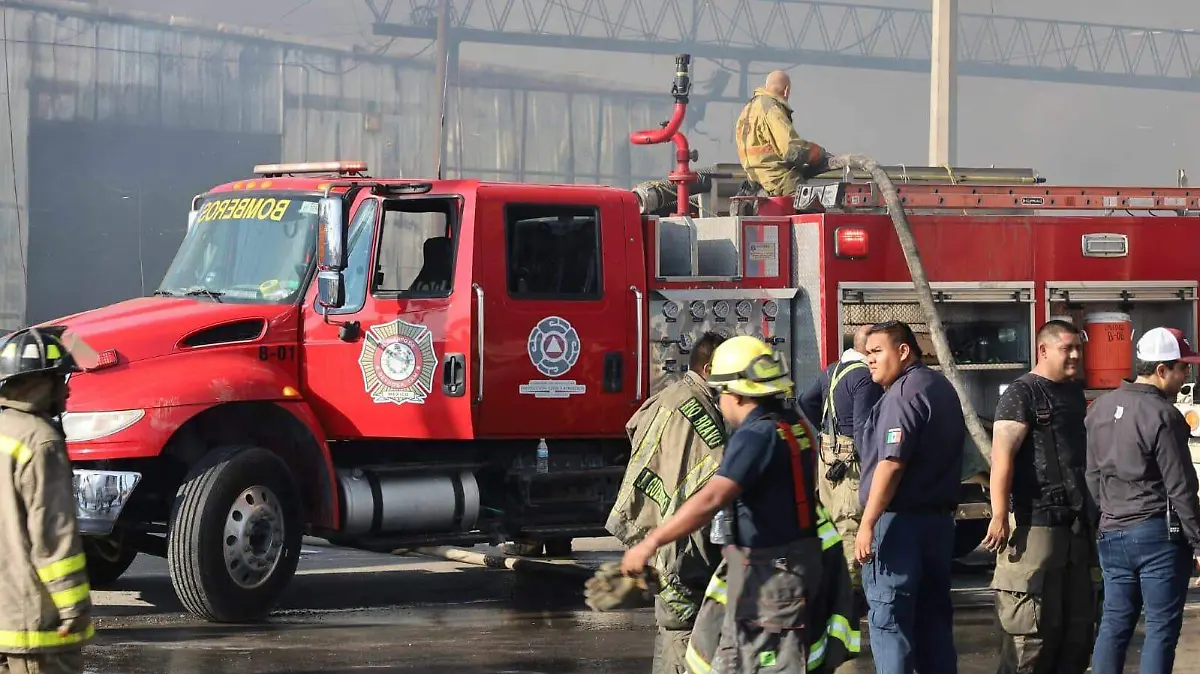 Los bomberos trabajaron arduamente en el incendio en una recicladora