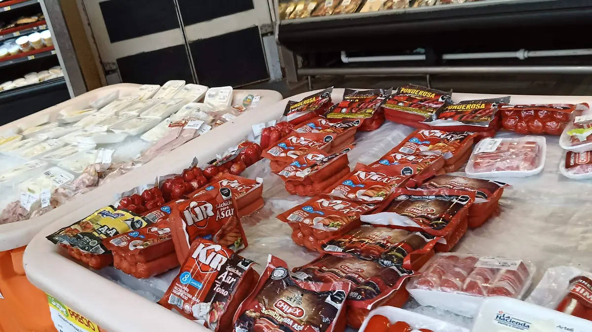 Las islas de cárnicos han sido retiradas de los supermercados