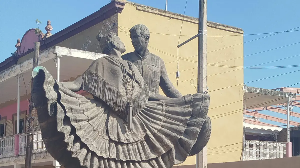 Monumento al huapango en Pánuco