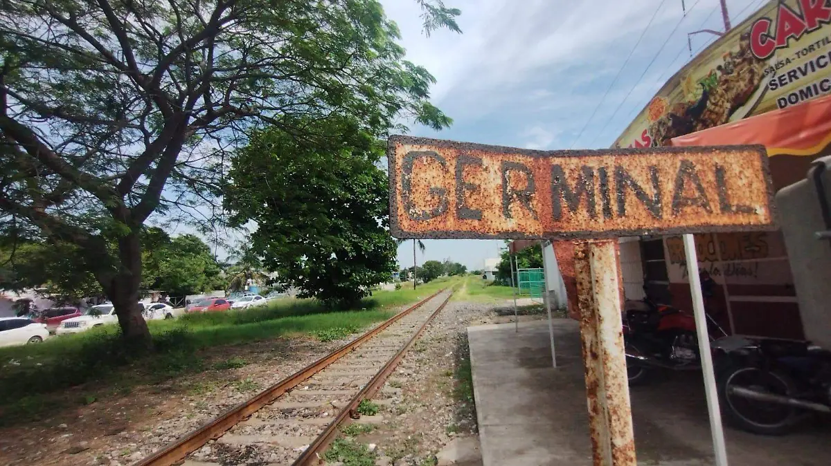 Aún se conserva el letrero de la vieja estación del ferrocarril. Paulo Monsiváis 