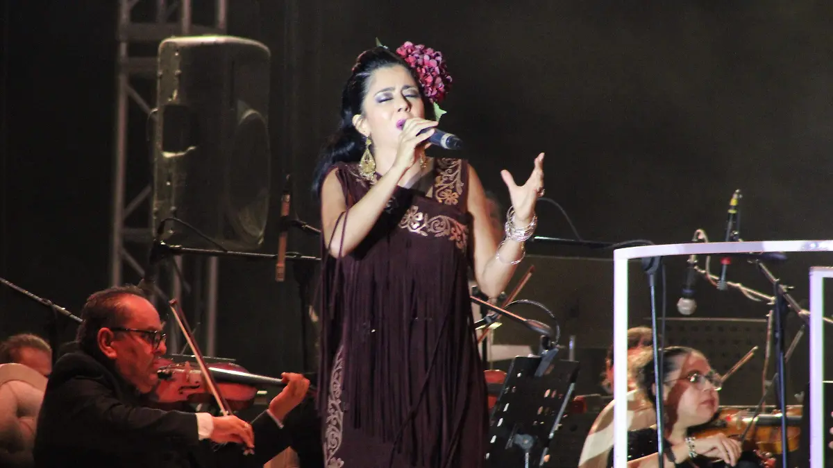 La soprano Karla Lazo subió al escenario para interpretar los éxitos de Roberto Cantoral