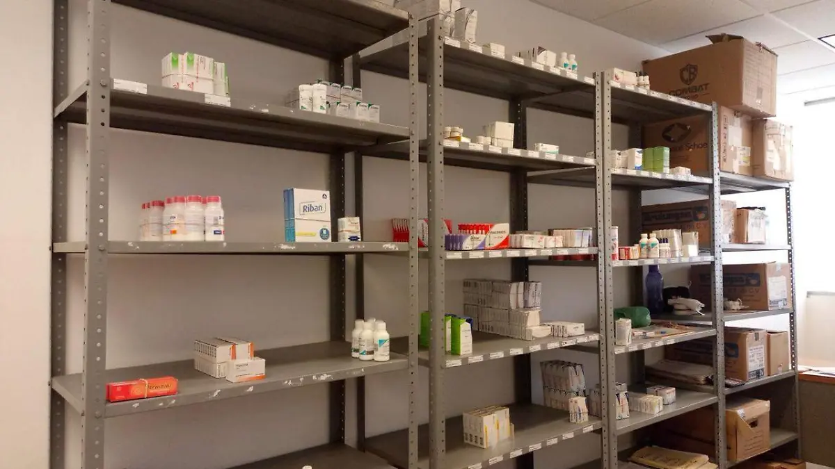 niños con parálisis periódica son afectado por retrasos ante la escasez del medicamento