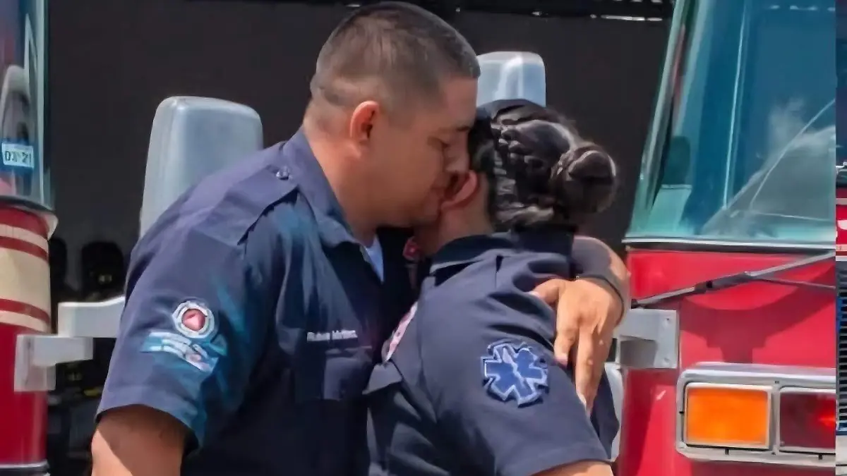 La pareja de bomberos recibió muchas felicitaciones y buenos deseos, celebrando juntos la llegada de una nueva vida 