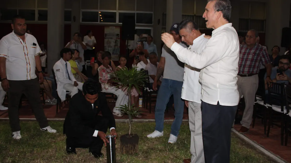 Colocan la cápsula de tiempo que permanecerá enterrada por 10 años en la Facultad de Medicina de Tampico