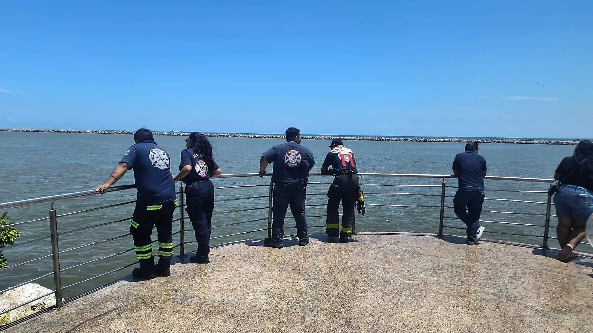 Se desplegó el personal de bomberos en la zona de las escolleras de Playa Miramar
