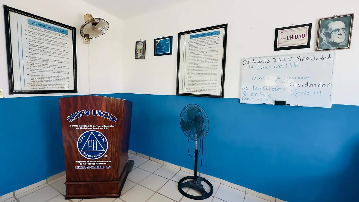 A través del compartir sus experiencias como bebedores problemáticos, en AA buscan alcanzar el estado de sobriedad permanente