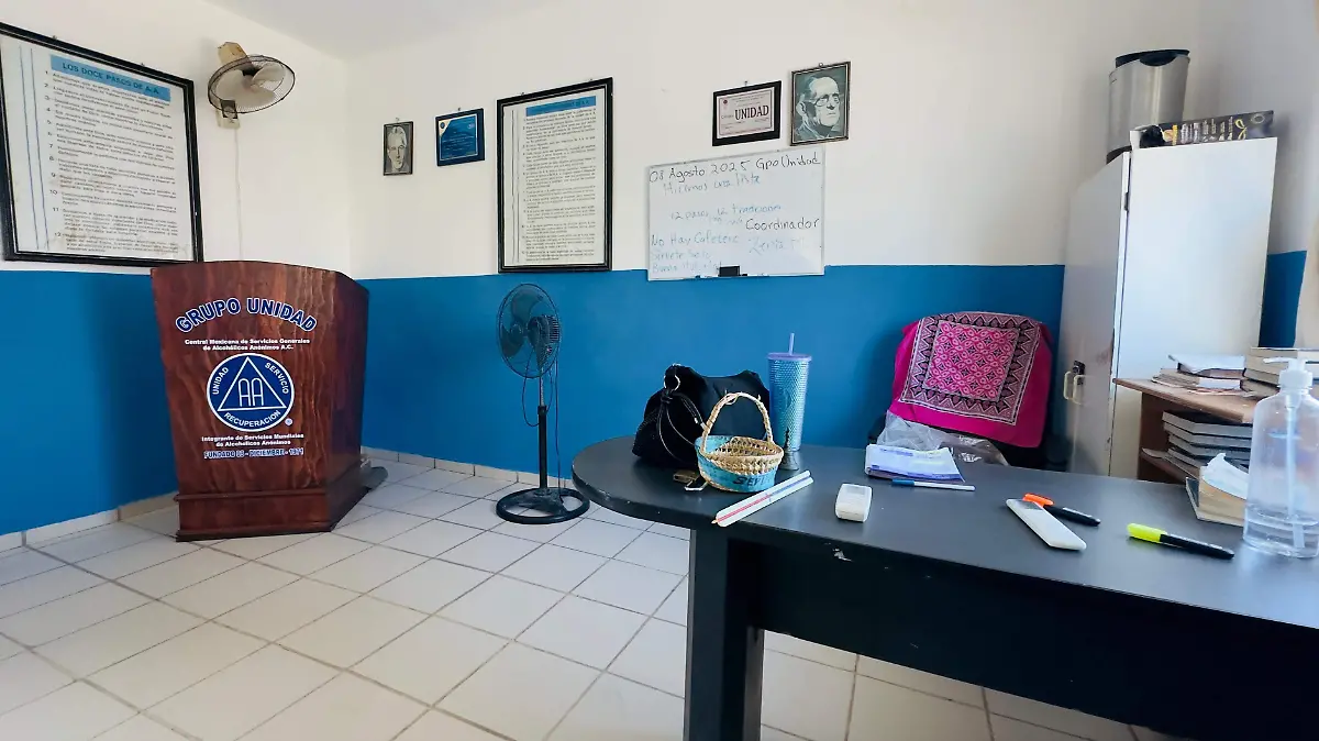 El nombre de A.A. es tomado de la primera publicación del libro Alcohólicos Anónimos en el año de 1939, escrito por Bill W.