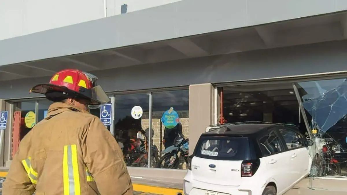 Choca contra tienda Coppel en Ciudad Madero y rompe el cristal Antonio Campos (3)