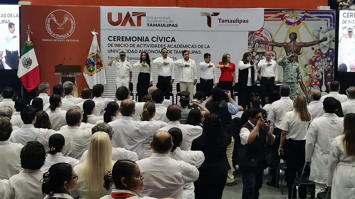 Se llevó a cabo una ceremonia cívica que marca el inicio de actividades académicas en la UAT
