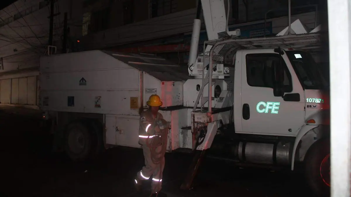 Trabajos de CFE en postes y cableado dejaron sin luz a hoteles y comercios del centro de Tampico hasta la madrugada