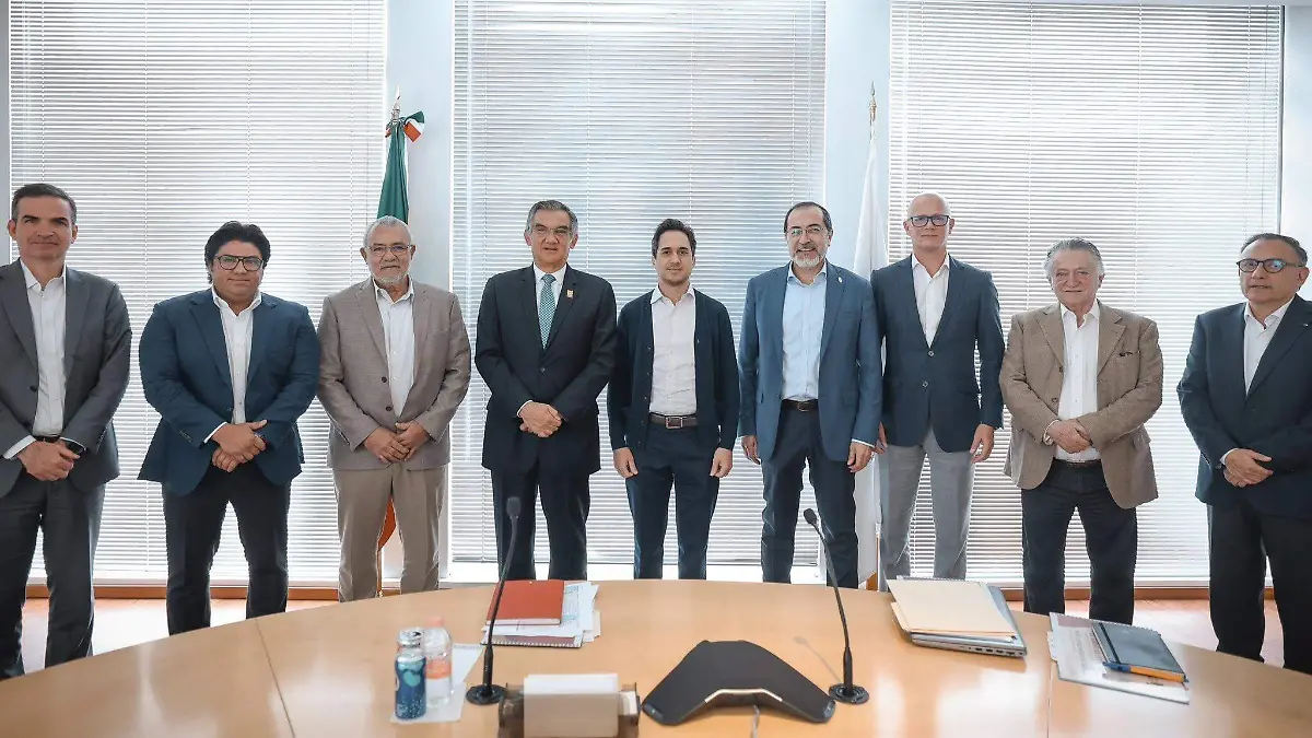 Recursos para carreteras, puentes y el Puerto del Norte planteó Américo Villarreal a Banobras 