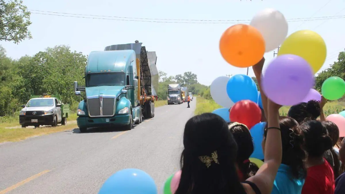 Con globos y aplausos es como algunos habitantes de Hidalgo recibieron a las piezas que conformarán a esta Virgen 