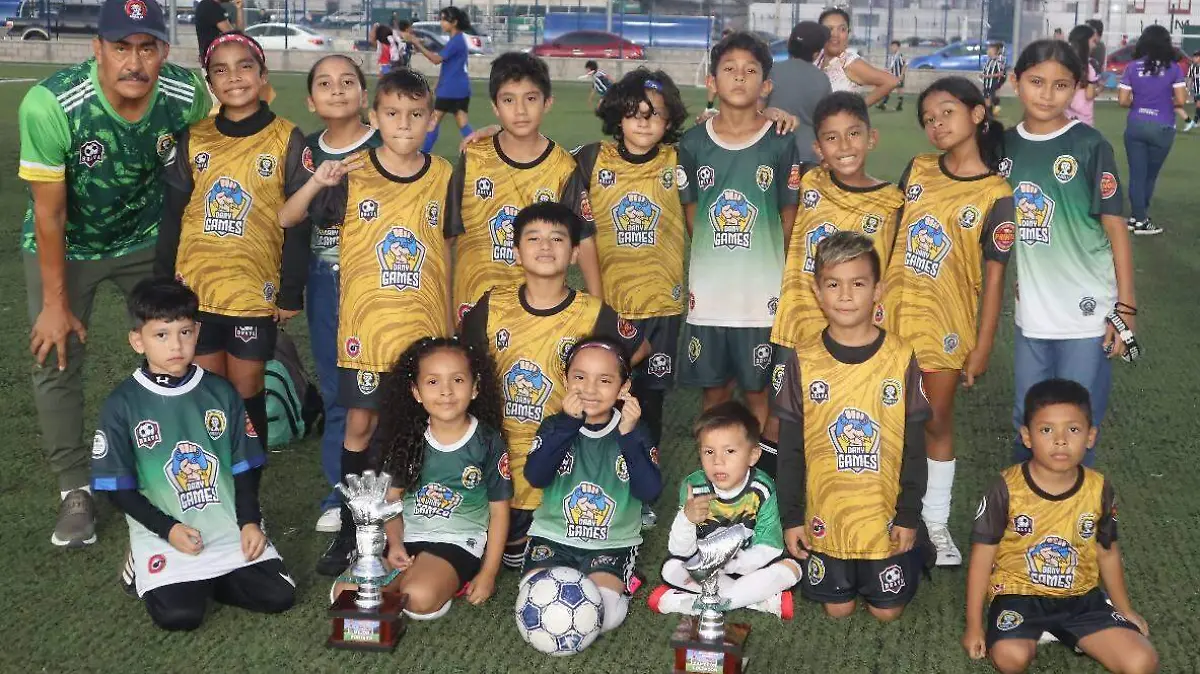 Los equipos recibieron sus trofeos