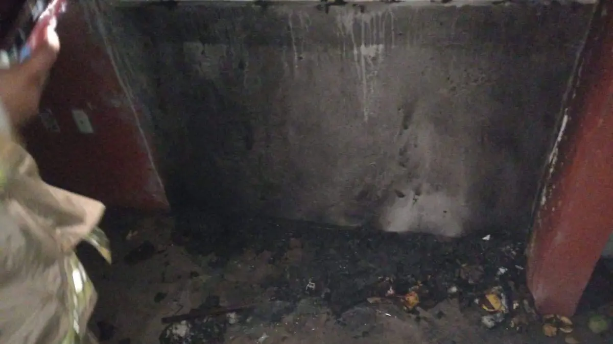 Ropa y basura fueron las causas del incendio registrado en la planta baja del un conjunto habitacional