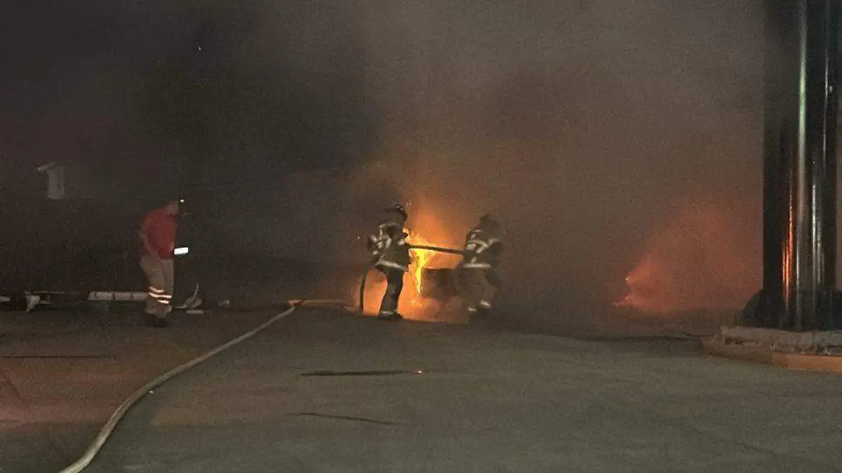 Los bomberos evitaron que el fuego se esparciera a otros vehículos e inmuebles