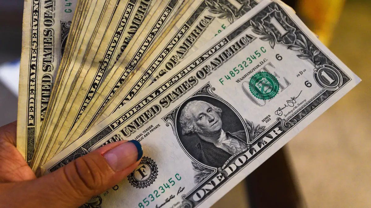 1038676_Precio del dólar baja_impreso