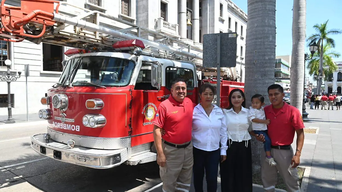 La familia de Eloy está compuesta por trabajadores del cuerpo de bomberos dedicados a salvar vidas