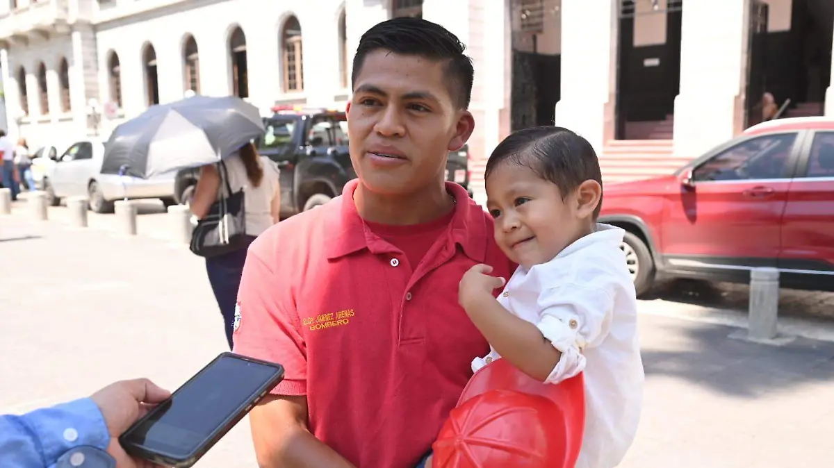 A sus 26 años, Eloy Jiménez Arenas dedica su vida a salvar vidas como bombero