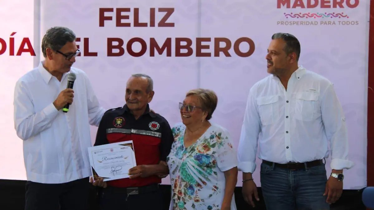 Le fue entregado un reconocimiento