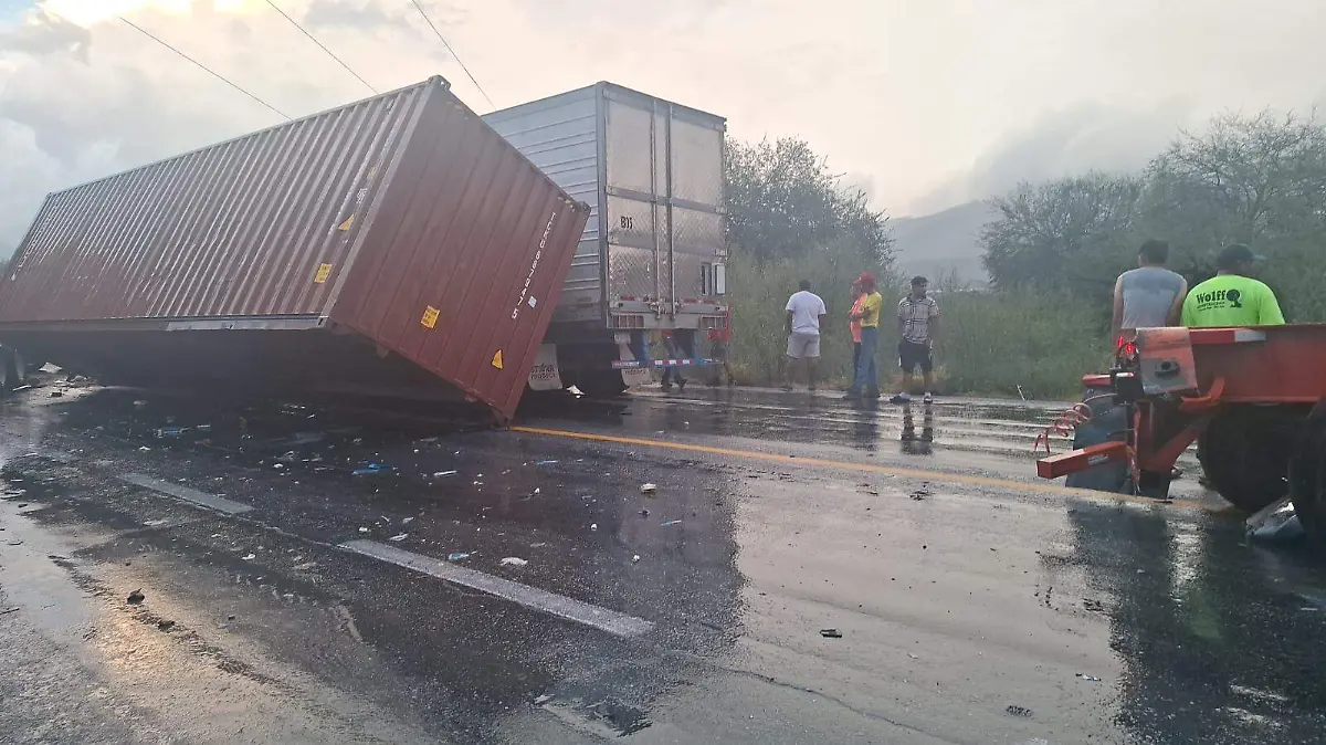 Tráileres siniestrados en Jaumave mantienen carretera cerrada por tiempo indefinido