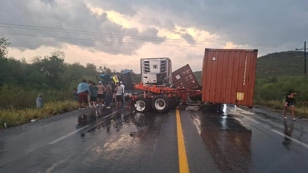 Cierre total en Carretera Federal 101 por choque de tráileres en Jaumave, Tamaulipas
