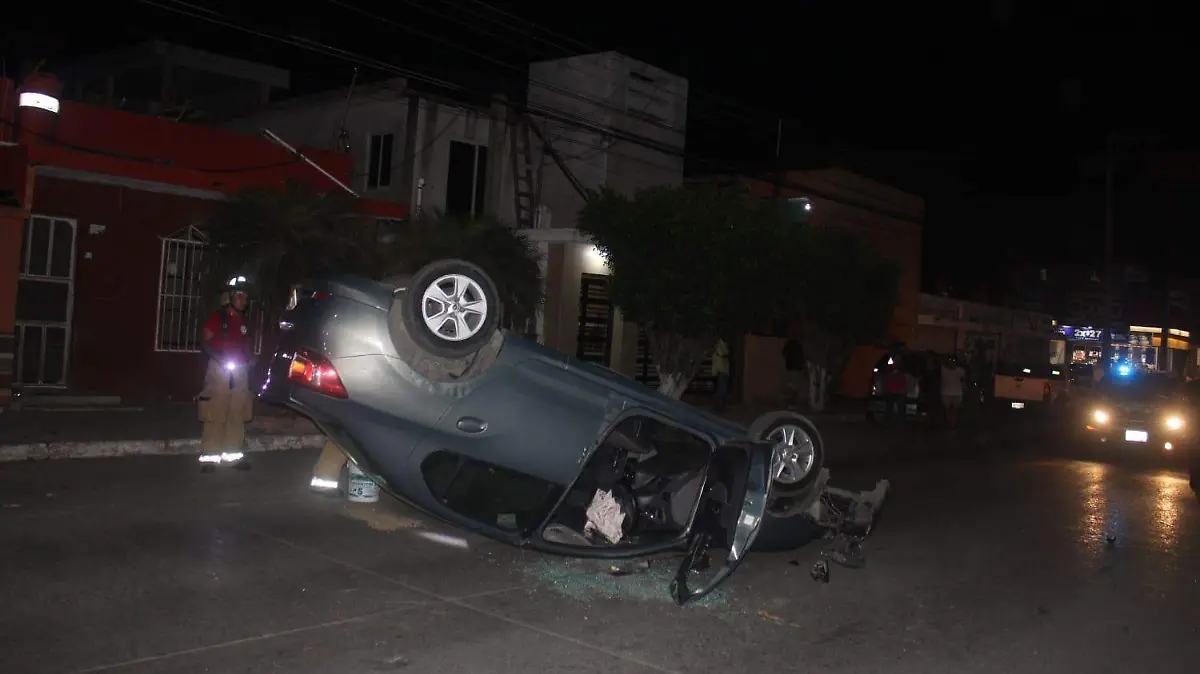 El vehículo del adulto mayor quedó volcado tras impactar contra una camioneta estacionada en la colonia Tamaulipas