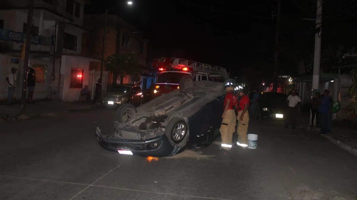 Adulto mayor vuelca su auto tras chocar contra camioneta estacionada en la colonia Tamaulipas Mario Cruces (2)
