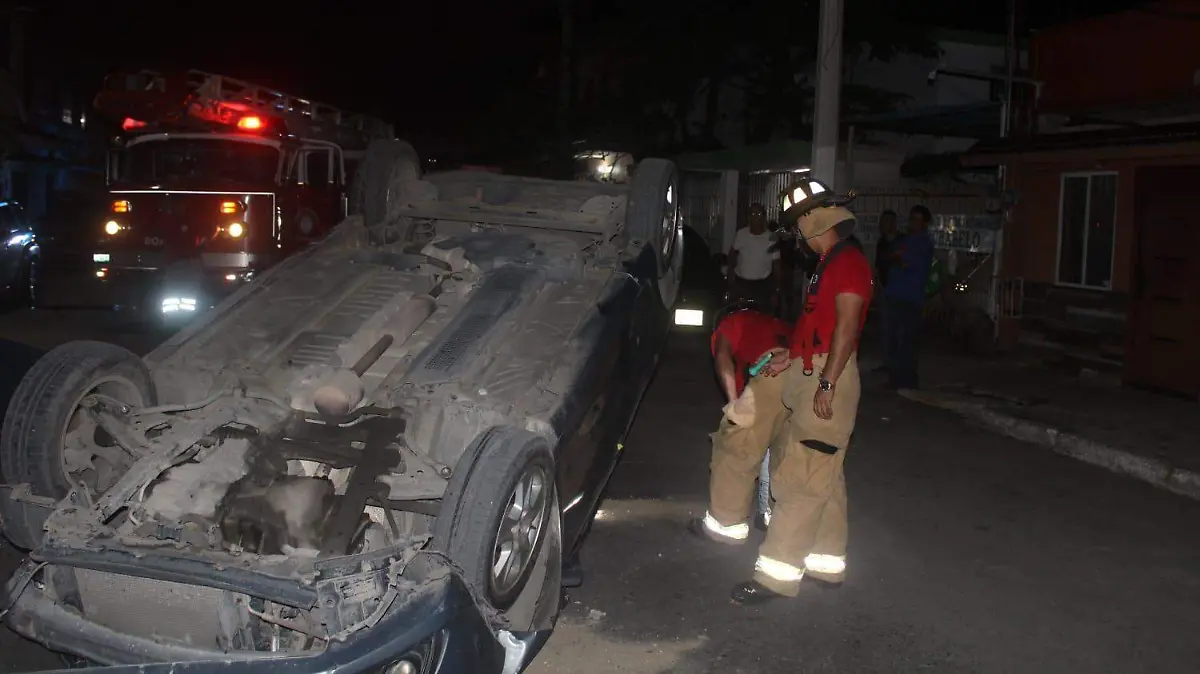 Paramédicos de la Cruz Roja atendieron al conductor en el lugar; solo presentó golpes leves y crisis nerviosa