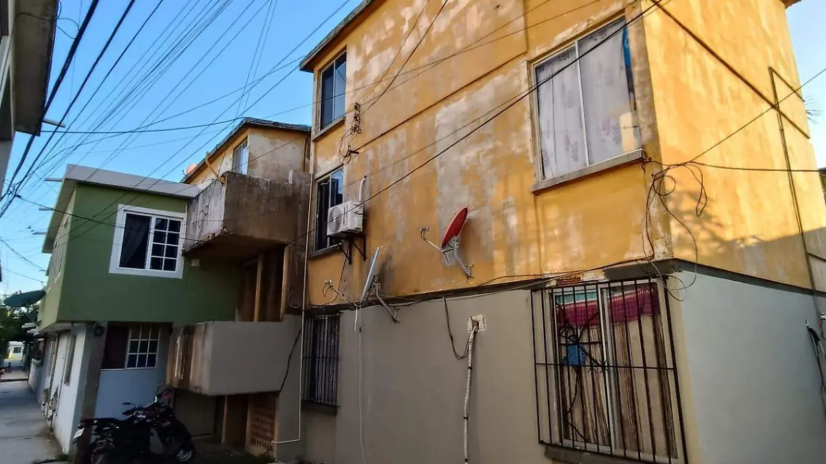 Algunas personas con discapacidad tienen problemas para moverse entre los andadores de los departamentos, ya que no se construyeron rampas