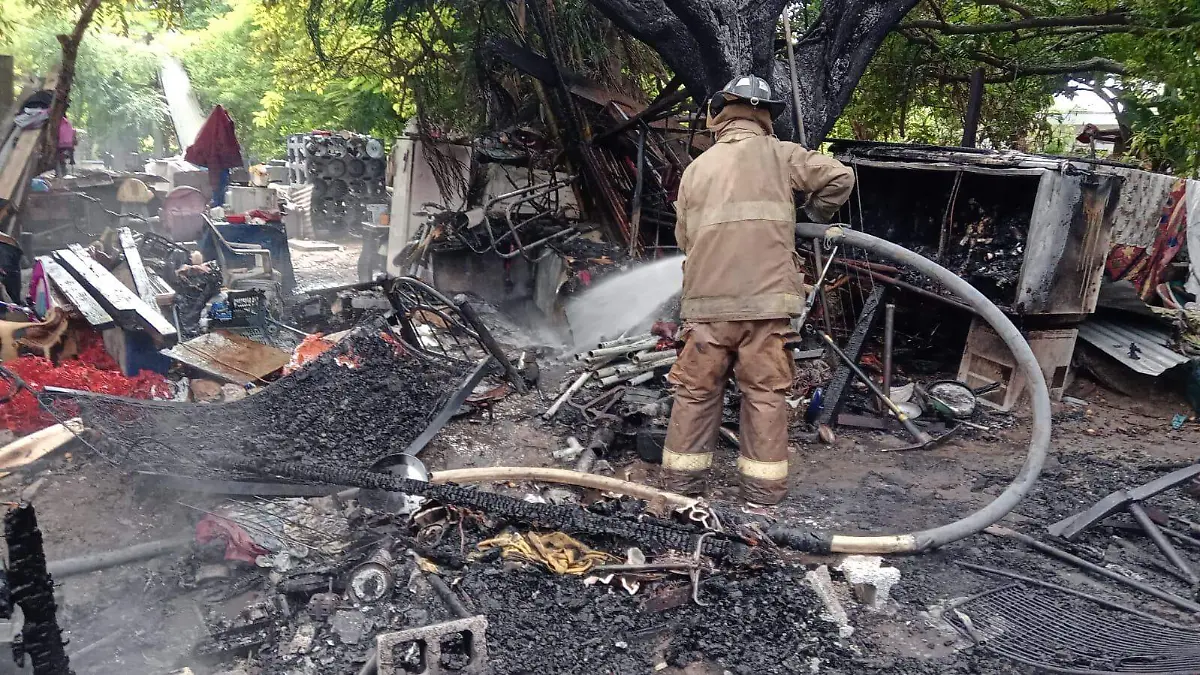Los bomberos voluntarios y de Ciudad Madero realizaron diversas maniobras para apagar las llamas