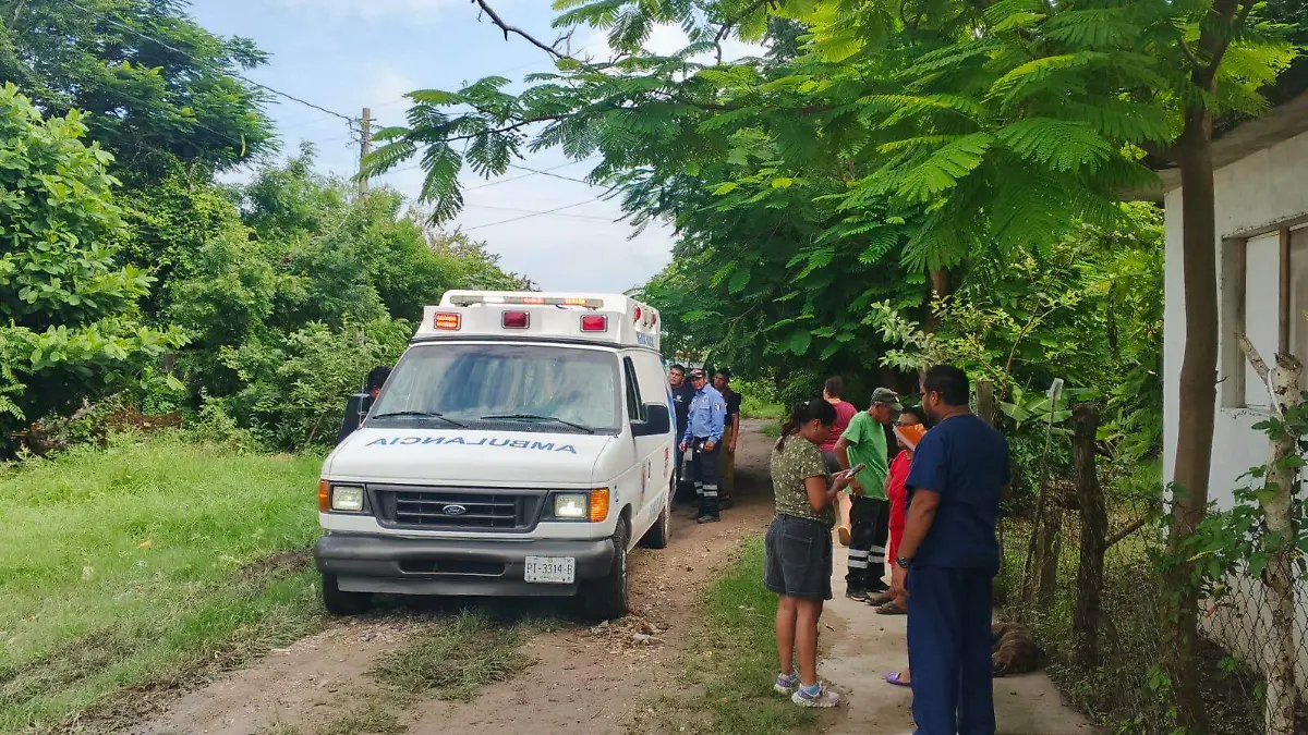 Vecinos y autoridades del DIF brindaron apoyo a los abuelitos que perdieron sus pertenencias en el incendio PC Madero