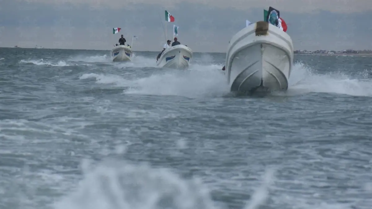 Las embarcaciones de protesta navegaron con la bandera de México en contra de la contaminación de la flora y fauna del país por basura espacial