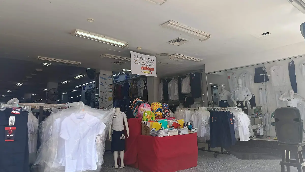 El uniforme escolar se comprende de blusa o playera, pantalón o falda y calcetas