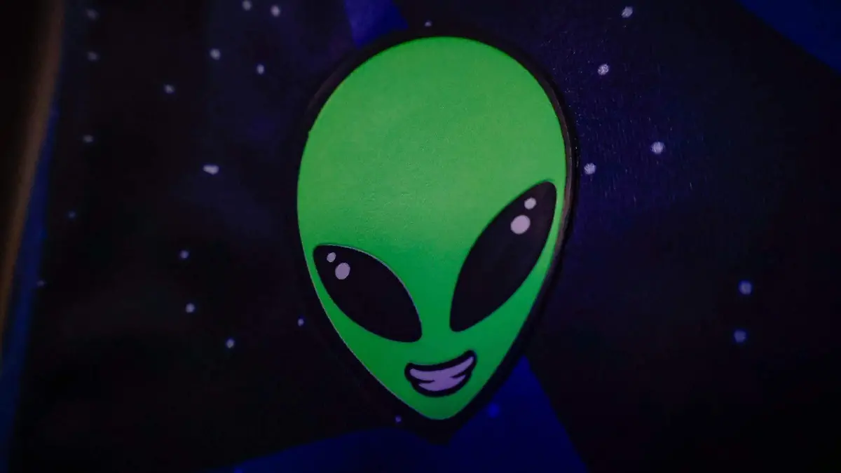 Los marcianos apoyan al equipo de futbol de la Jaiba Brava con su nuevo uniforme