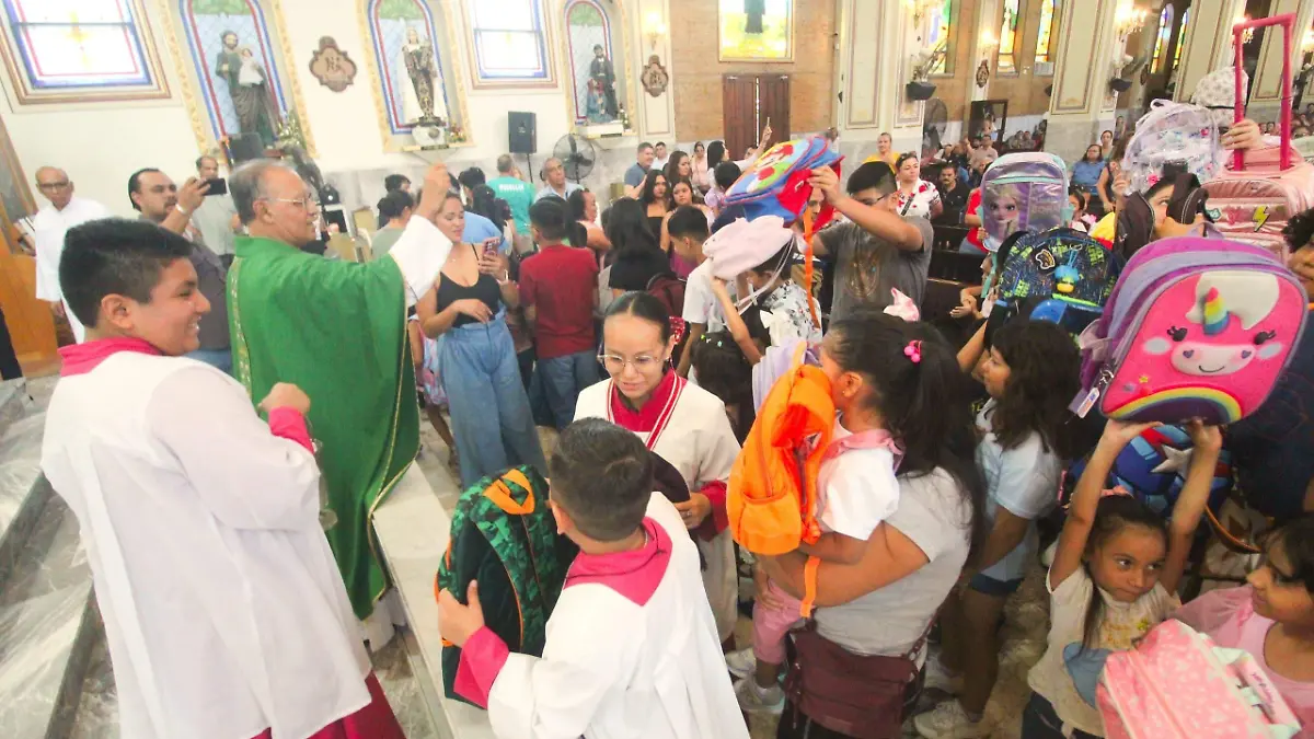 La bendición de mochilas se ha convertido en una tradición para los católicos