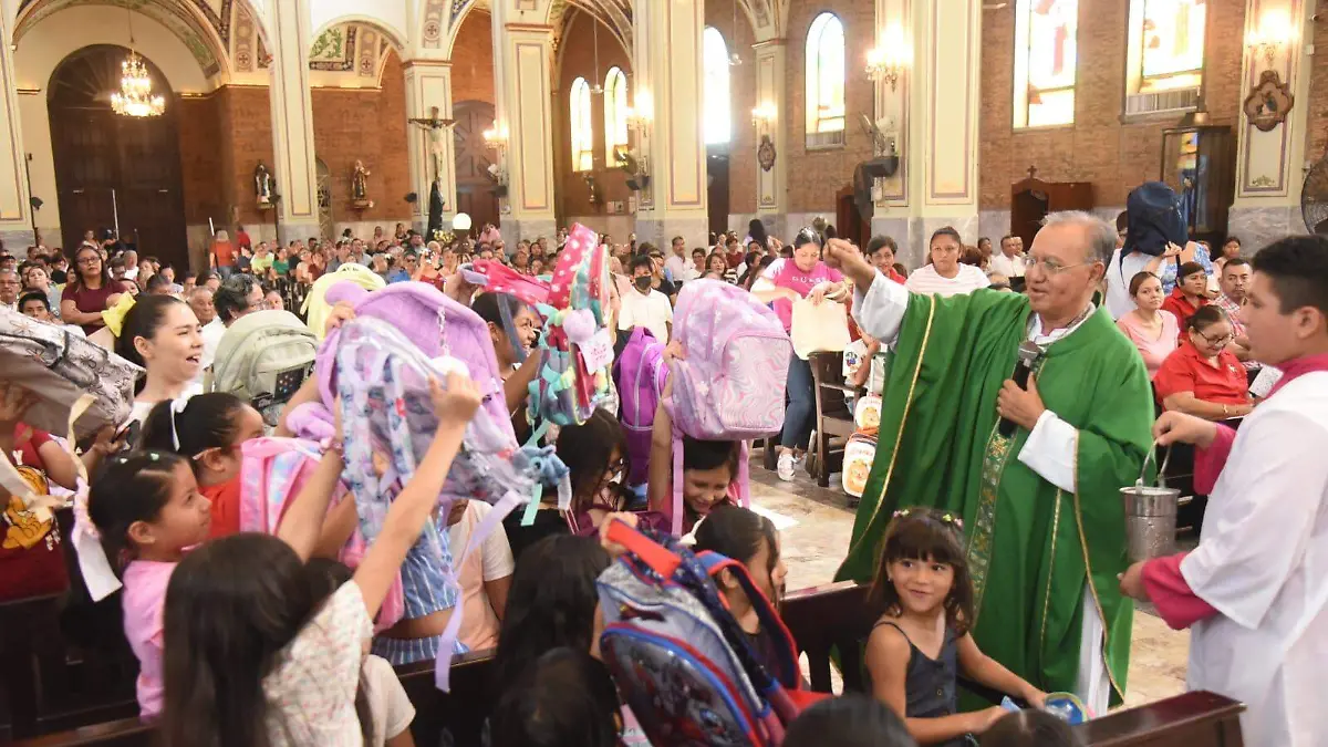 Estudiantes acudieron a la bendición de mochilas en la Parroquia Sagrado Corazón de Jesús de Ciudad Madero